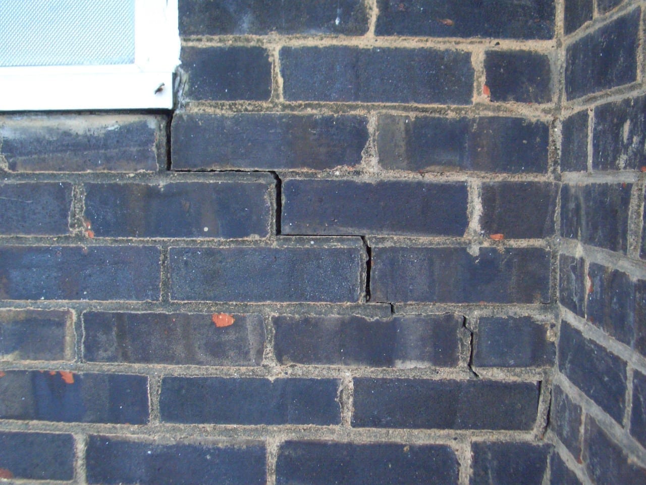 Crack in the front wall of a block of flats